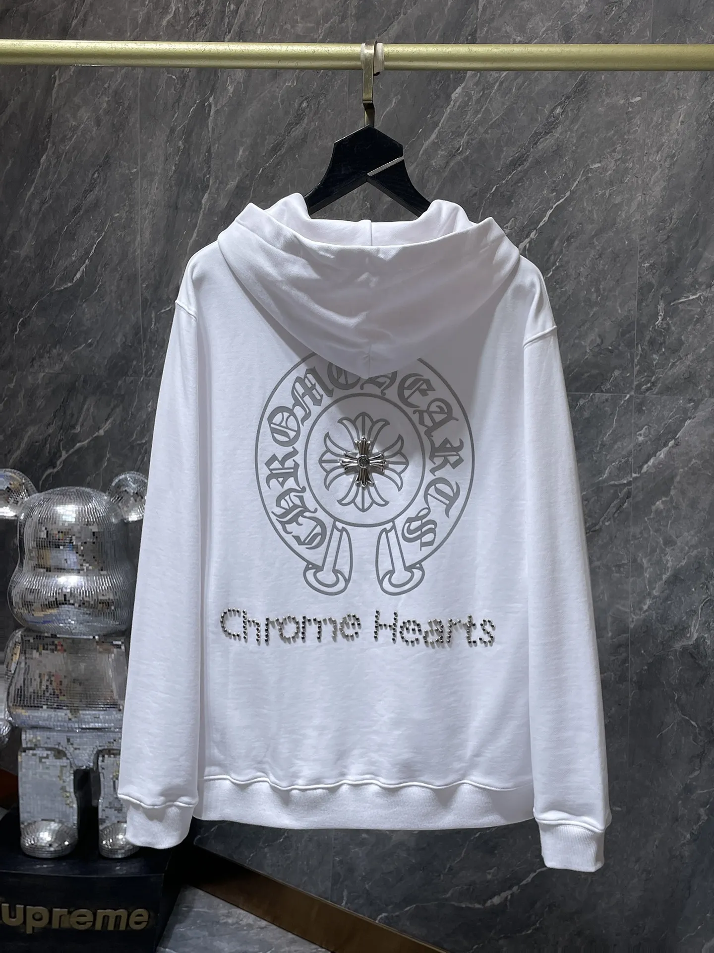 P246 Chrome Hearts Autumn and Winter 2025 New products are available at the counter at the same time. High-weight, environmentally friendly and high-quality top-quality fabrics. Chrome Hearts Sanskrit cross-engraved film, hot diamonds, hand-buttoned hoodies, counters at the same time. Re-engraved version 1:1. Recommended color: black, white. Size: S, M, L, XL.